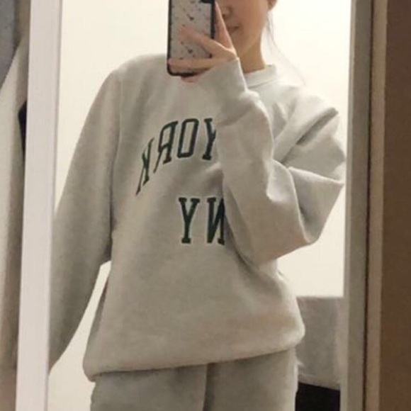 Brandy Melville New York Erica Sweatshirt - Picture 4 of 4